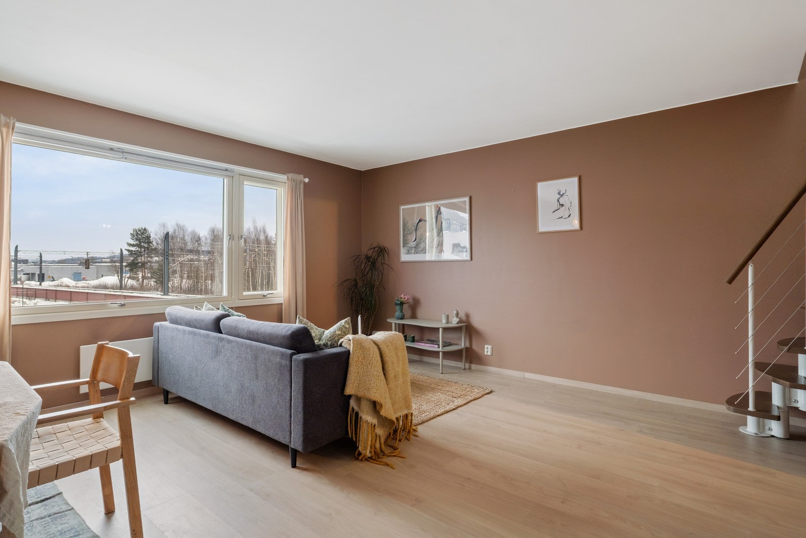 Stuen har god plass til å møblere med sofaseksjon, sofabord og mediemøblement. Galleribilde