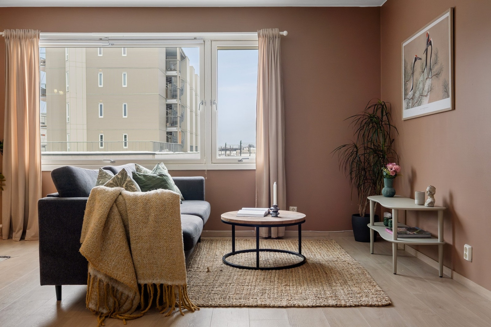 Lun og behagelig stue med nymalte veggoverflater i 2024 samt nytt laminatgulv. Galleribilde