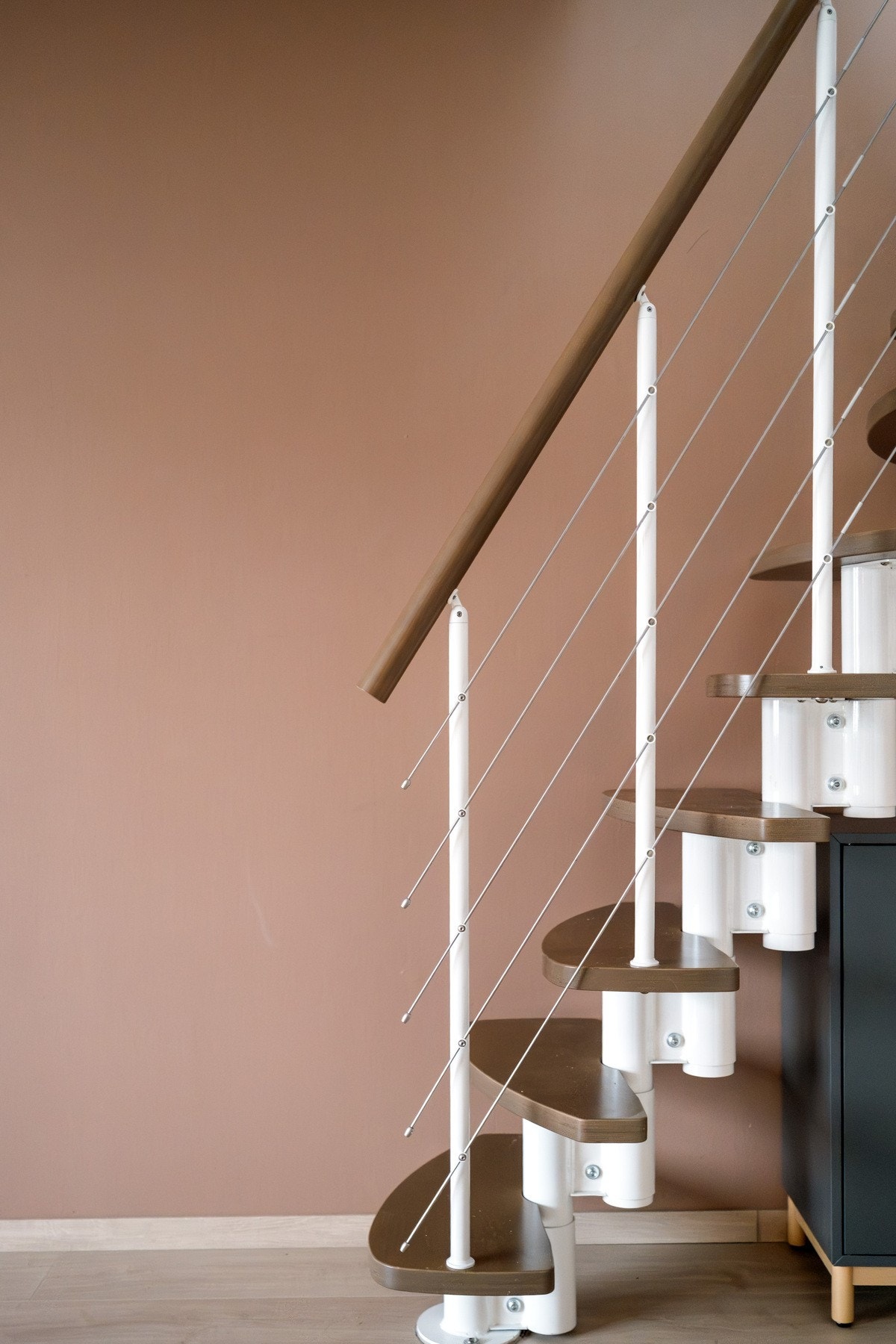 Trappen opp til hemsen er en stilig detalj i stuen. Galleribilde