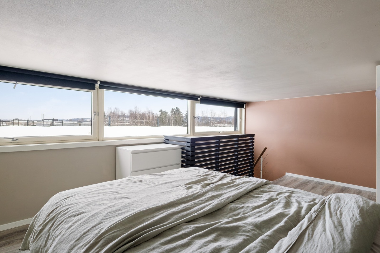 Her er det store vindusflater som gir en god romfølelse. Galleribilde