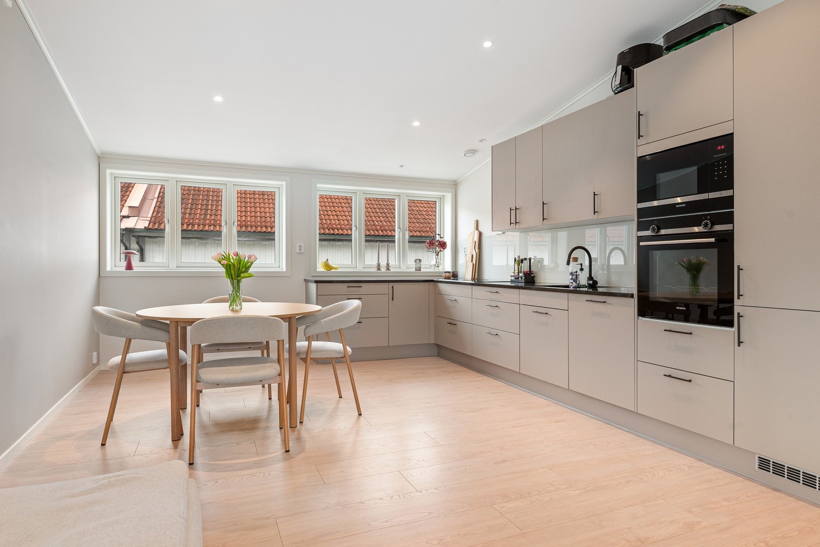 Dette er en lekker og modernisert toppleilighet fra 2022 med privat heis og takveranda. Galleribilde