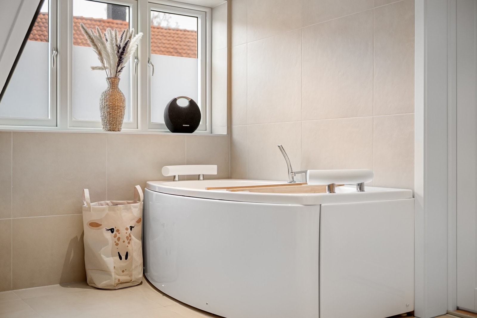 Det er både badekar og dusjhjørne. Galleribilde