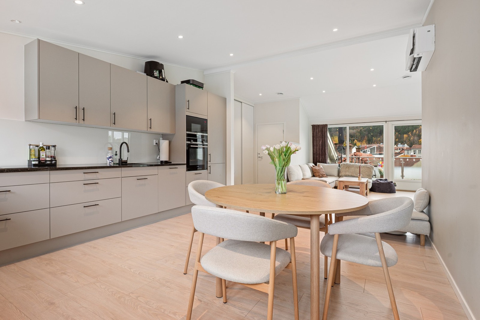 Det er luft til luft varmepumpe i stue/kjøkken. Galleribilde