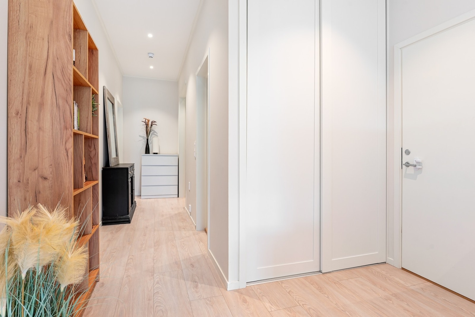 Integrert skyvedørsgarderobe i entreen. Galleribilde