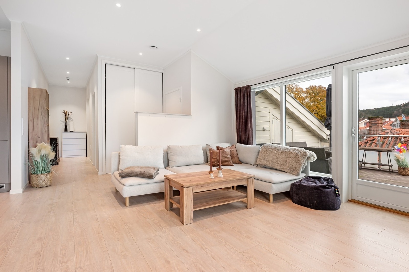 Etasjen innehar gang, stue/kjøkken, vaskerom, bad, toalettrom og to soverom. Galleribilde