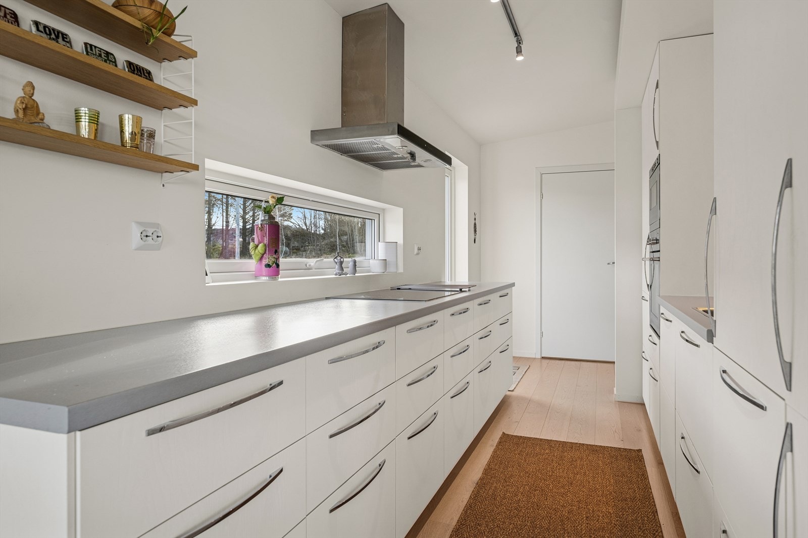 Kjøkken med mye skap og oppbevaringsplass Galleribilde