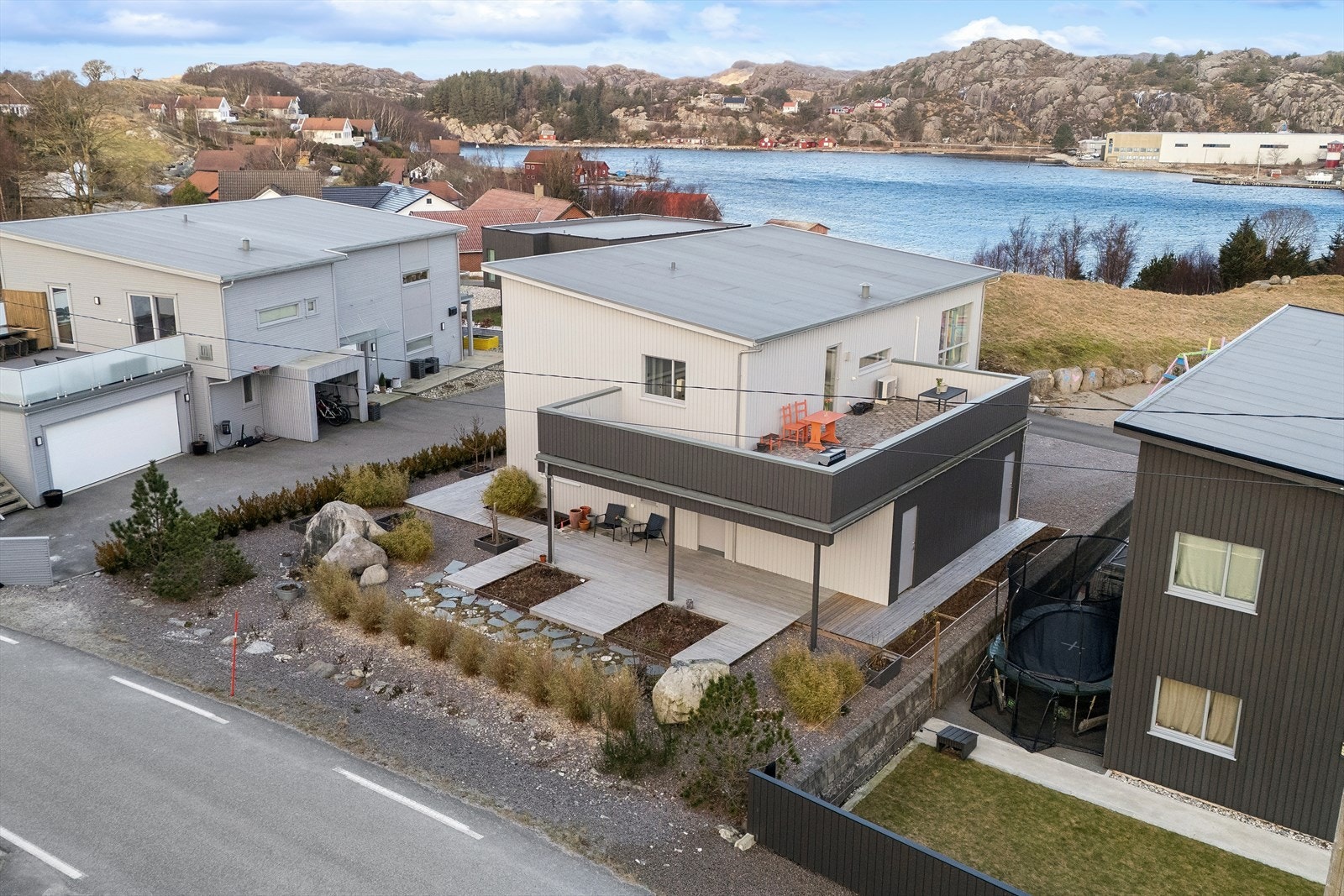 Pent opparbeidet og solrik tomt Galleribilde