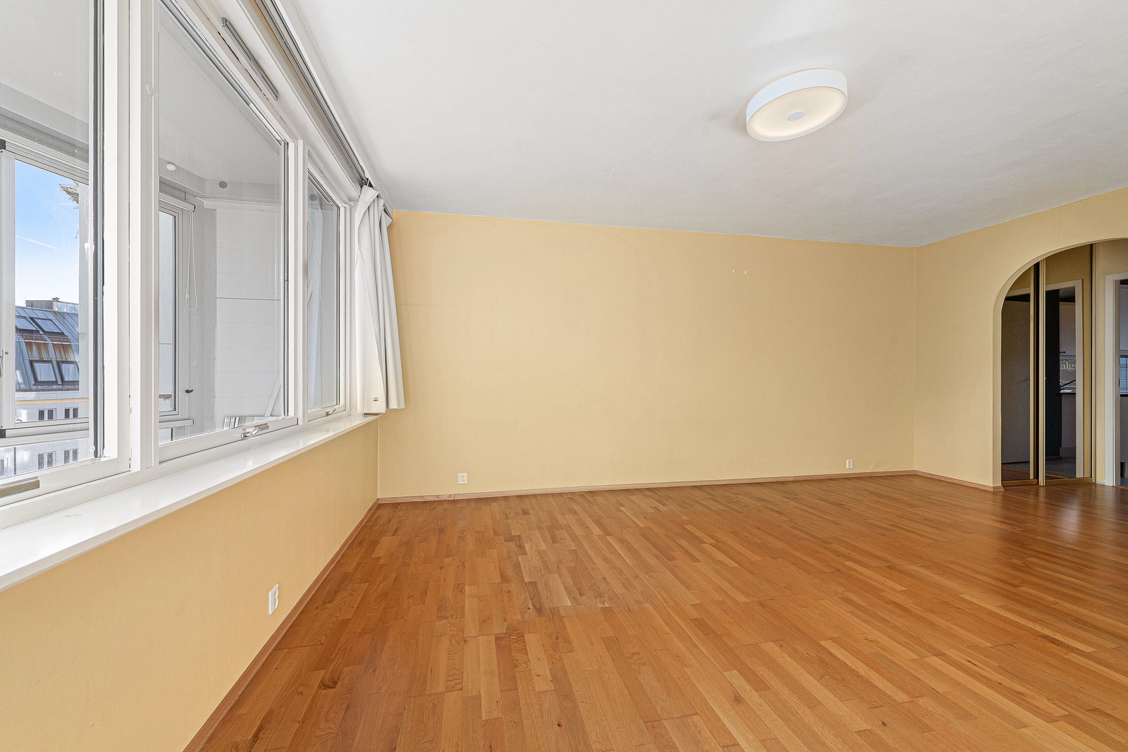 Stue med parkett på gulv, malte vegger og tak. Galleribilde