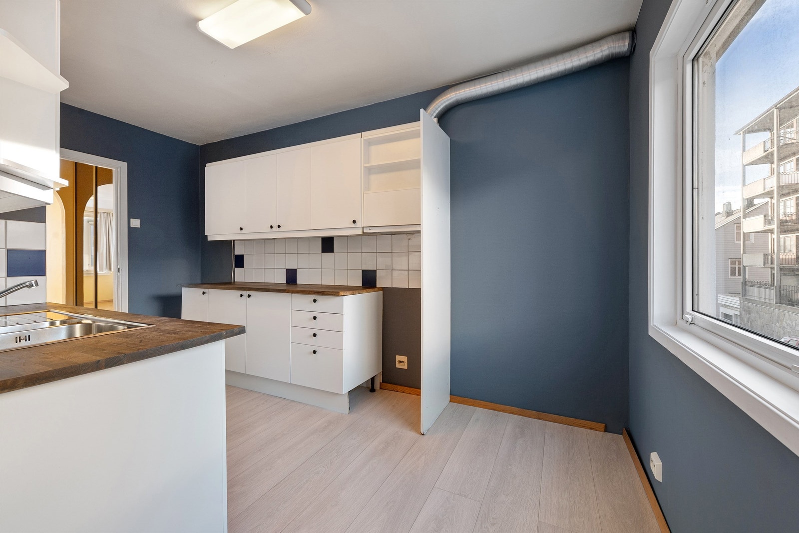 Romslig kjøkken med plass til spisesbord Galleribilde