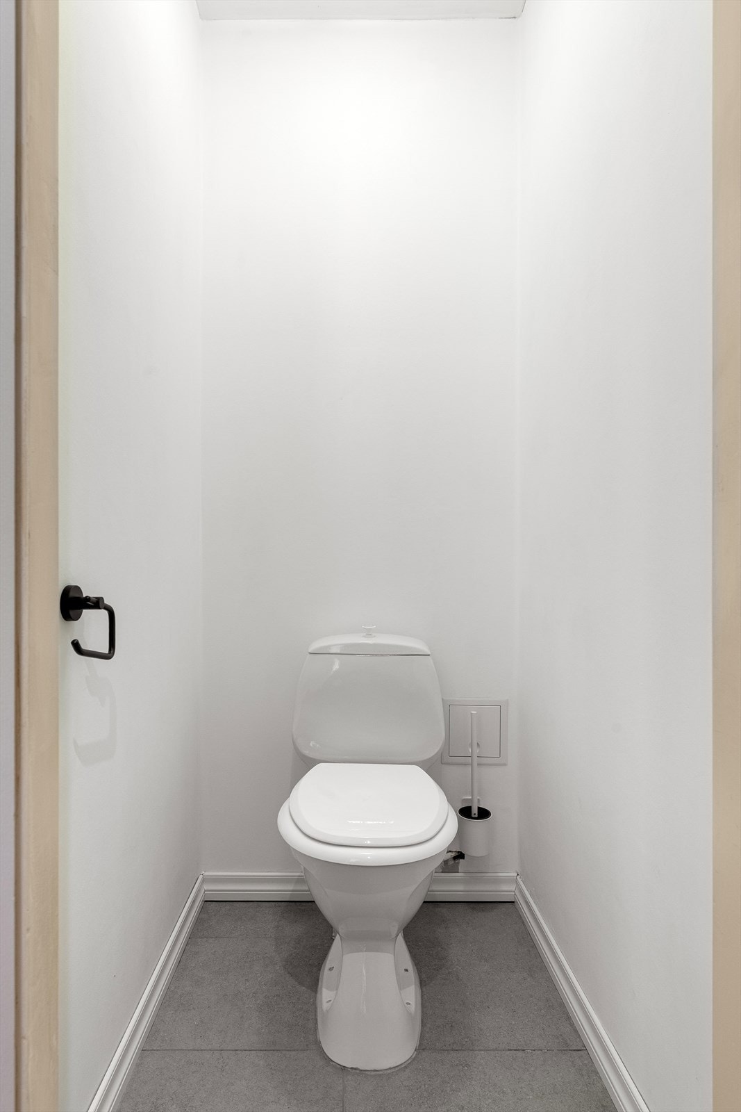 Toalettrom med flislagt gulv Galleribilde