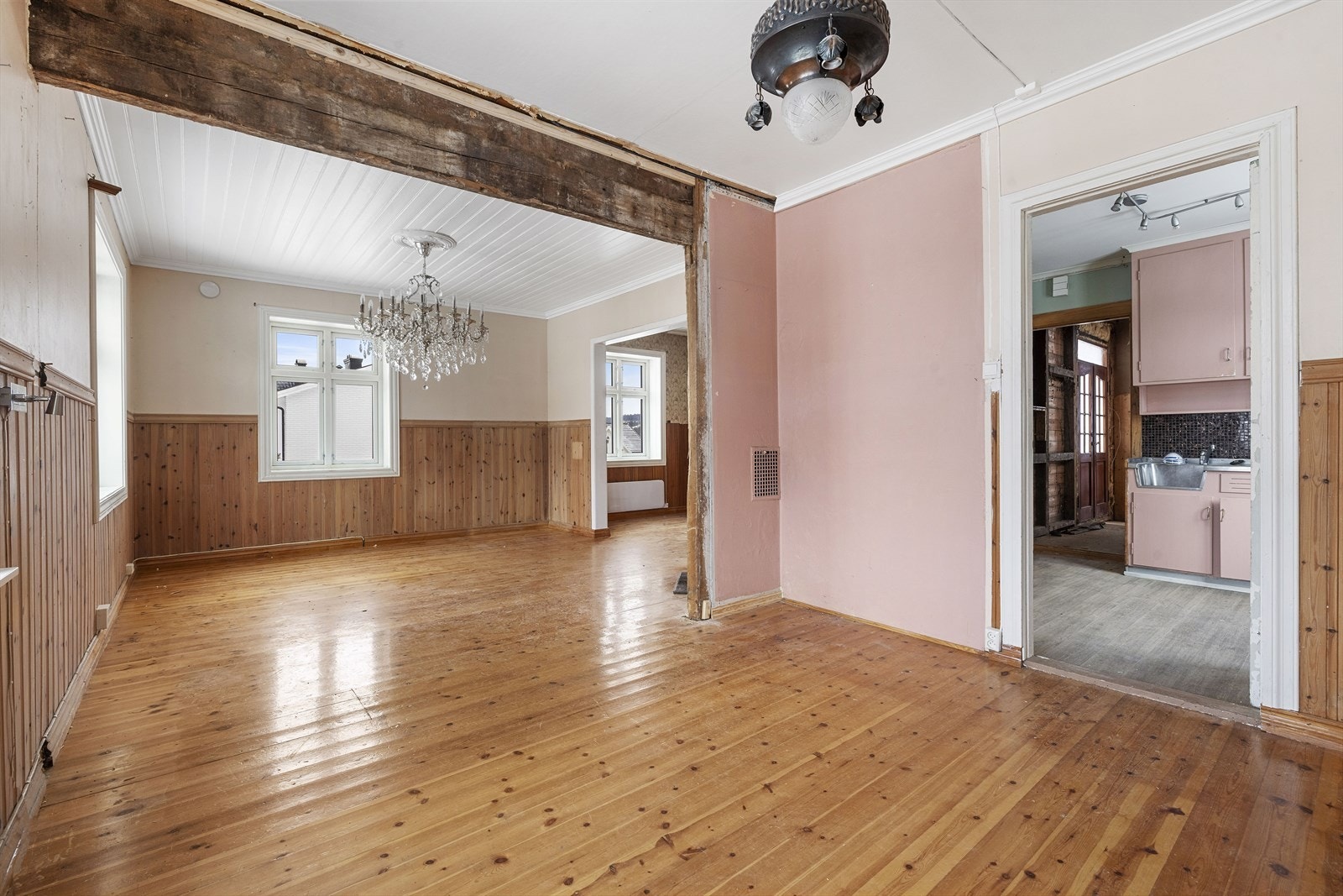 Fra spisestuen og stuen er det inngang til kjøkken Galleribilde