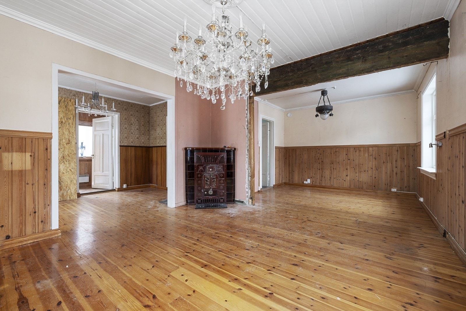 Stuen og spisestuen fremstår som et sosialt allrom med god romløsning og flere møbleringsalternativ Galleribilde