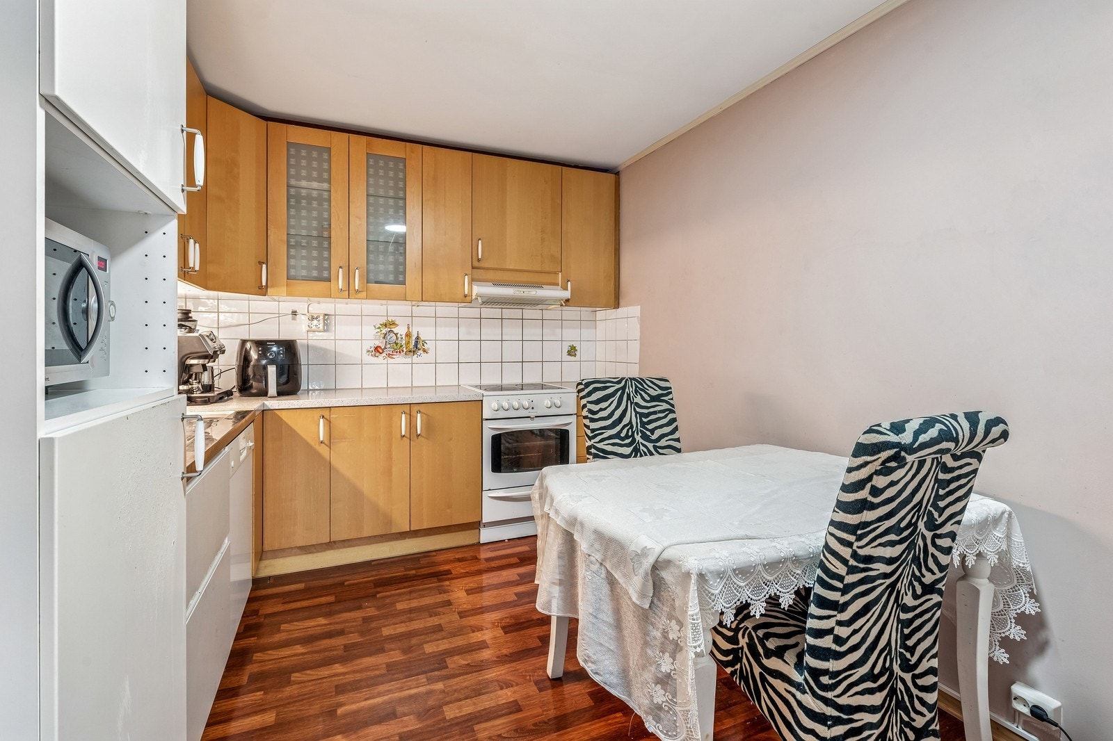 Kjøkken med tilhørende hvitevarer Galleribilde