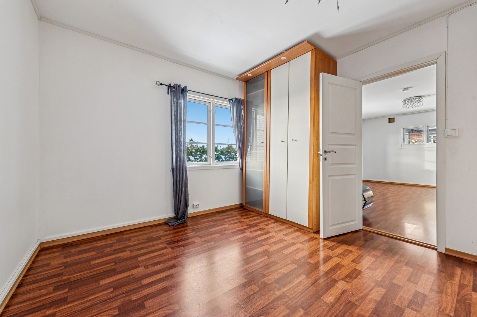 Soverom med garderobeskap i 3.etg Galleribilde