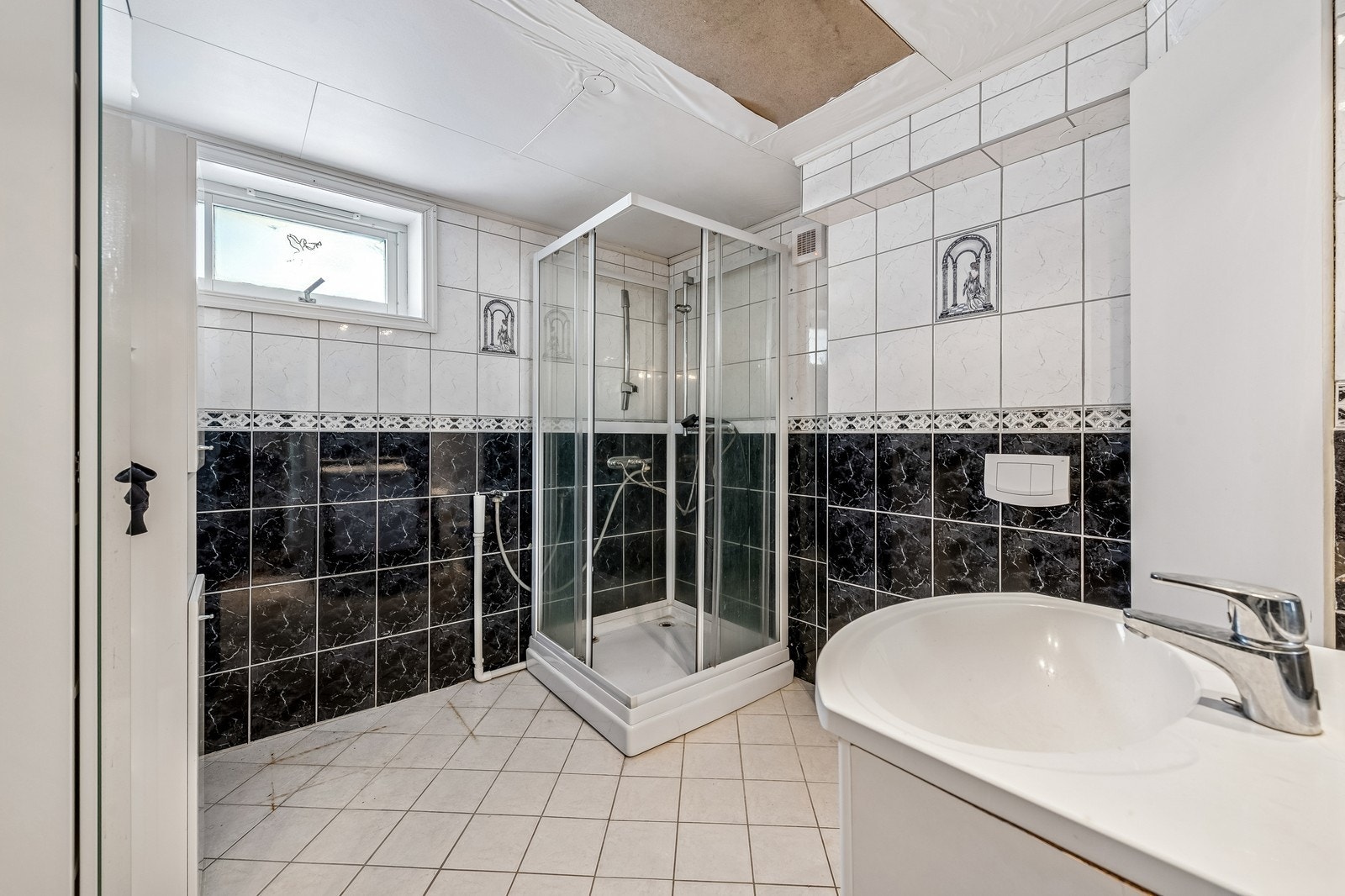 Flislagt bad med dusjkabinett Galleribilde