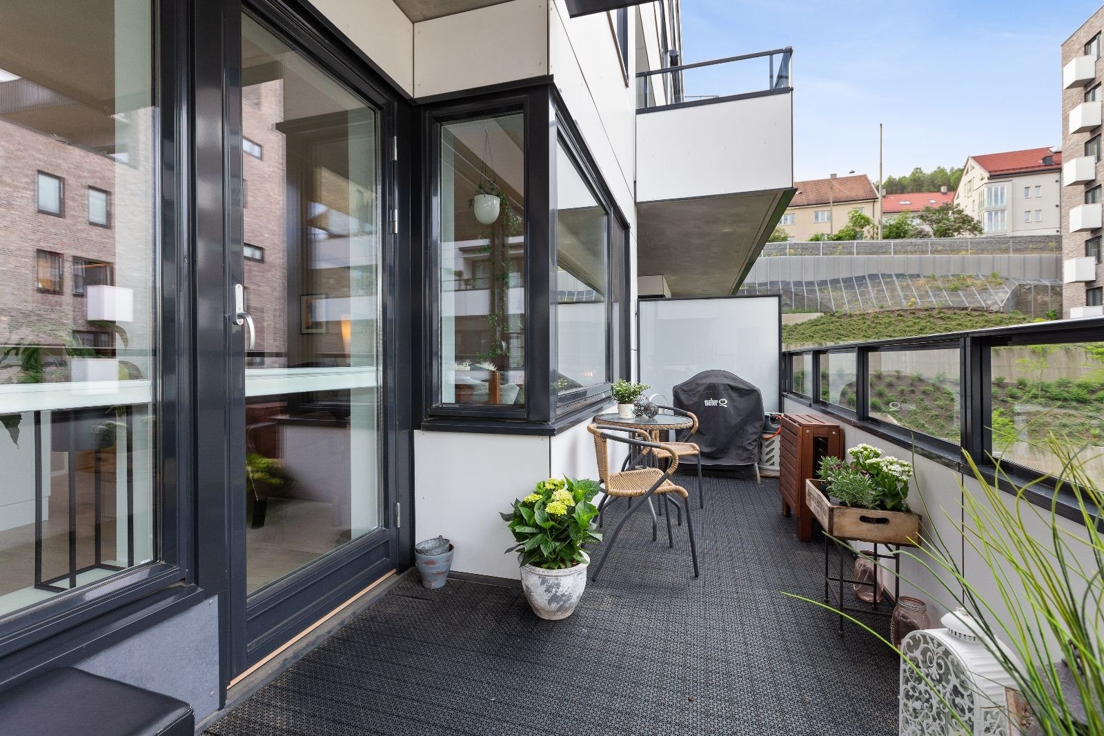 Stor balkong med plass til både utemøbler og grill. Galleribilde
