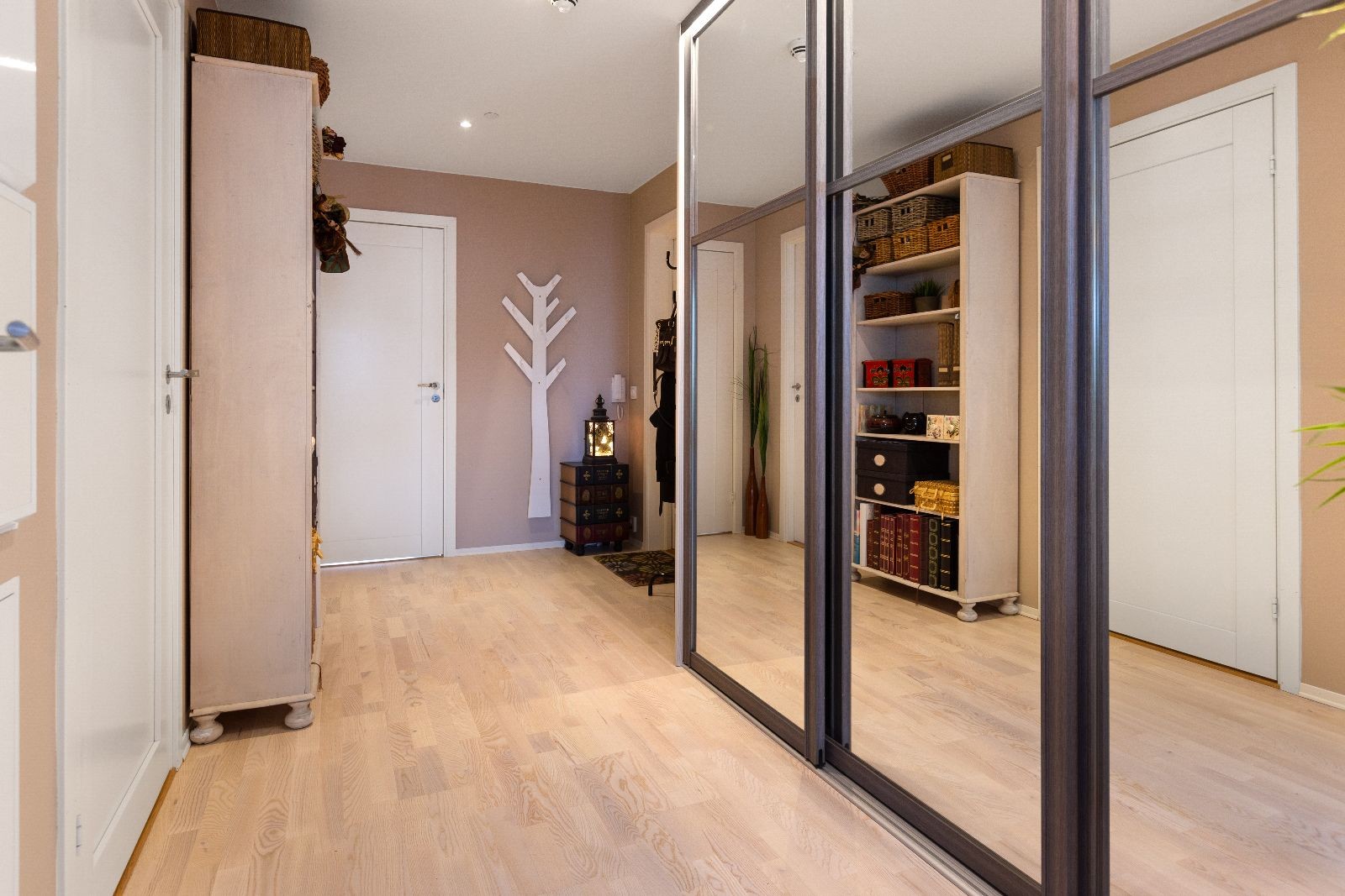 Romslig entrè med stor skyvedørsgarderobe. Galleribilde