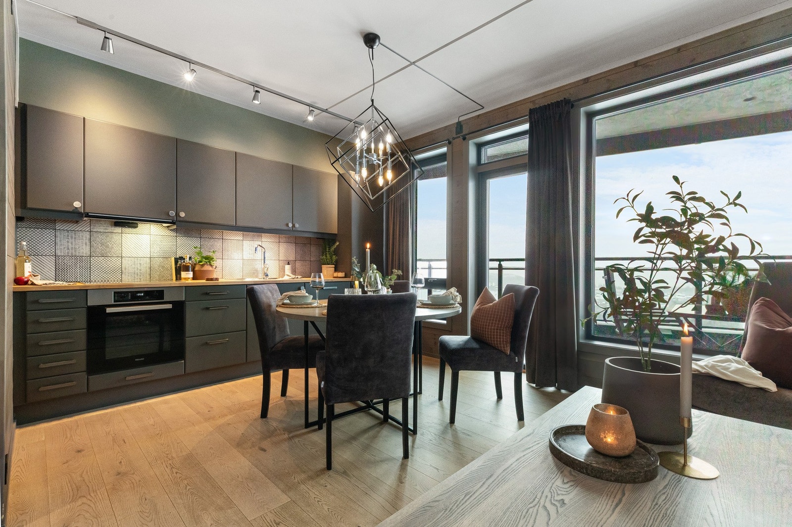 Eiendomsmegler Ida Follinglo presenterer denne leiligheten.
Foto: Christine Stokkebryn
Styling: Sånn. interiørdesign AS v/Karine Bragerhaug Galleribilde