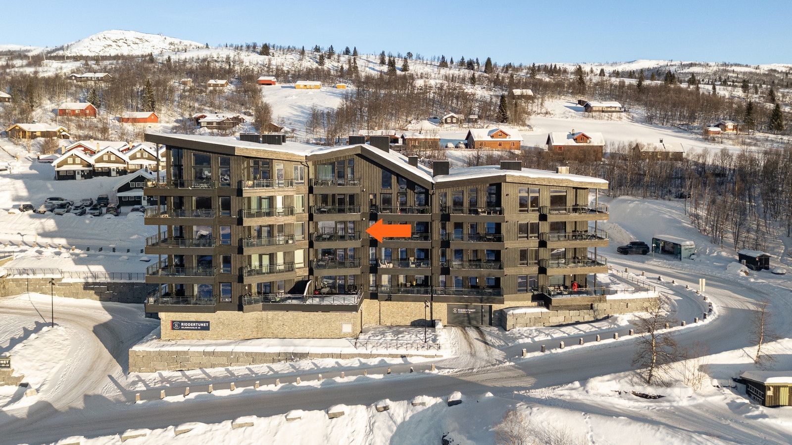 Her bor du med umiddelbar nærhet til butikker, serveringssteder og servicetilbud, samtidig som skiløyper, slalåmbakke og flotte turområder ligger like i nærheten. Dette gir en perfekt kombinasjon av "byliv" og naturopplevelser året rundt Galleribilde