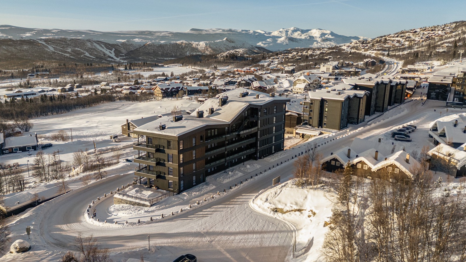 Meget sentral beliggenhet med gangavstand til restauranter, butikker, Ridderbadet, og alt annet Beitostølen har å by på.
Med få stavetak er man i alpinbakken! Galleribilde