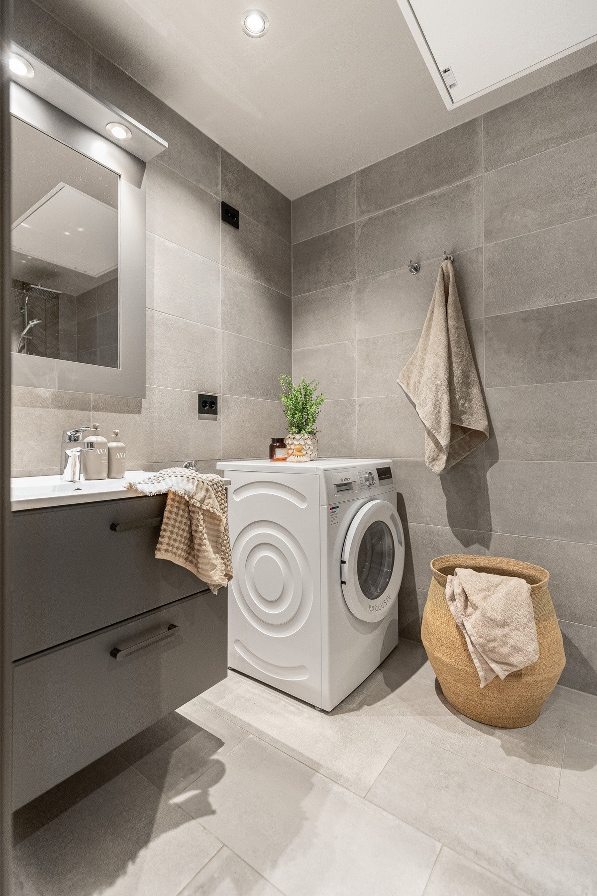 Badet er delikat flislagt med rektangulære fliser på vegger og gulv. Galleribilde