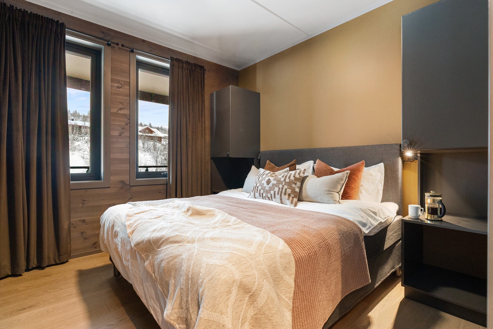 Leiligheten har to soverom hvor begge er innredet med dobbeltseng Galleribilde