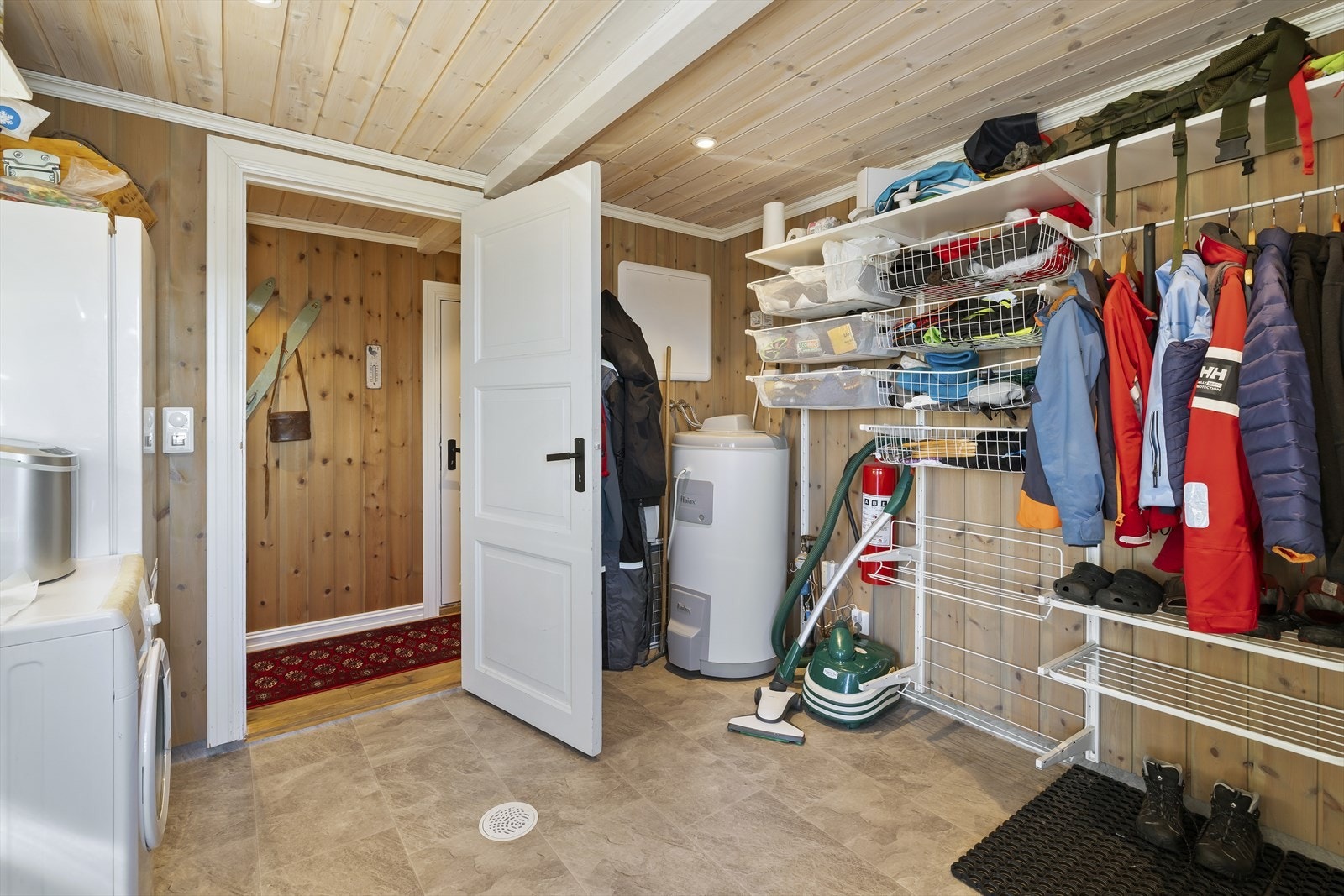 Vaskerommet har også god plass til vaskemaskin og ekstra kjøleskap, samt svært gode garderobeløsninger som gir rikelig med oppbevaringsplass for klær og utstyr. Galleribilde