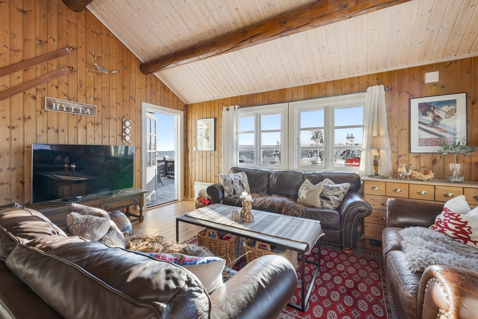 Fra stuen er det også direkte utgang til terrassen, noe som gir en sømløs overgang mellom inne og ute og gode muligheter for å nyte fine dager i solrike omgivelser. Galleribilde