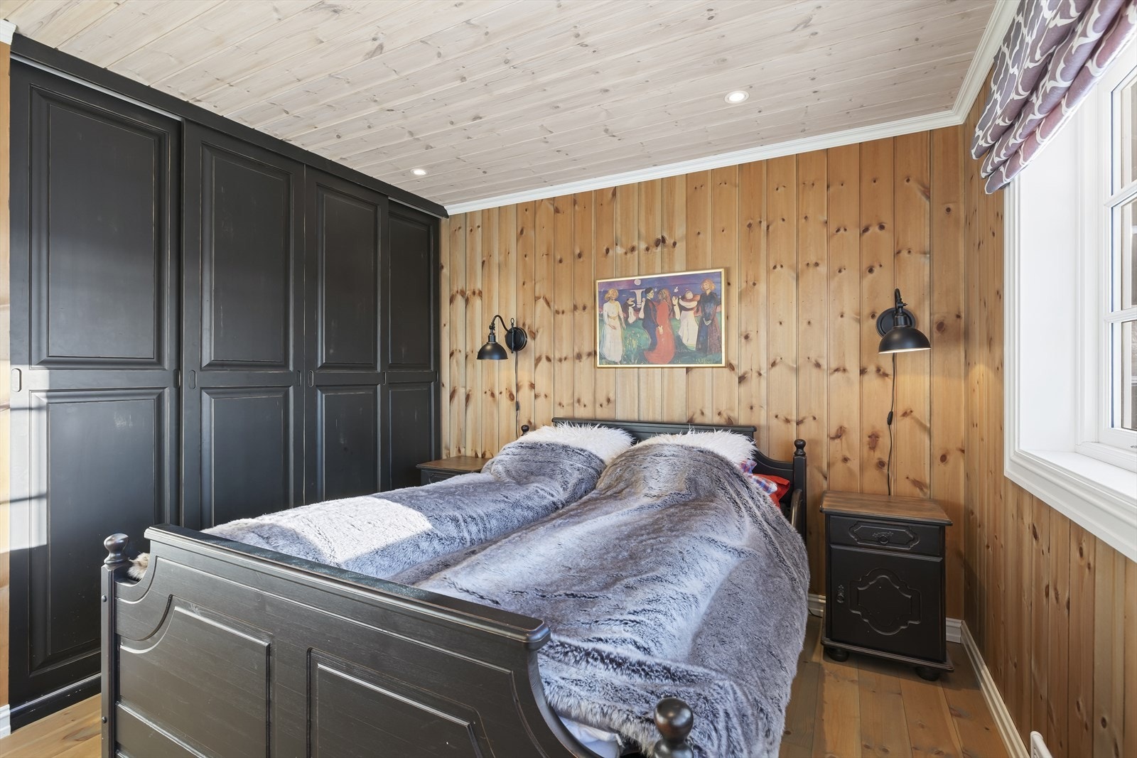 Soverommet har plassbygd garderobeskap samt god plass til både dobbeltseng og nattbordsskuffer, noe som gir en praktisk og ryddig løsning. Galleribilde