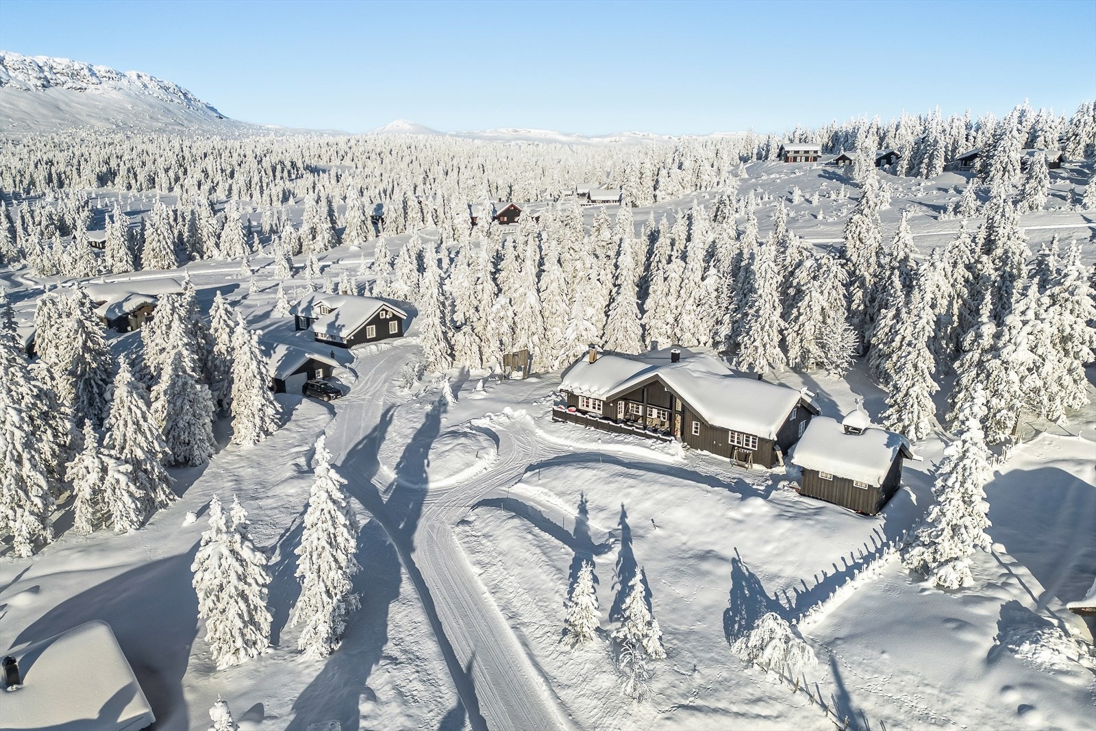 En innholdsrik og attraktiv familiehytte med flott beliggenhet høyt i et veletablert hyttefelt på Sør Skei og med vidstrakt utsikt over vakre omgivelser. Galleribilde