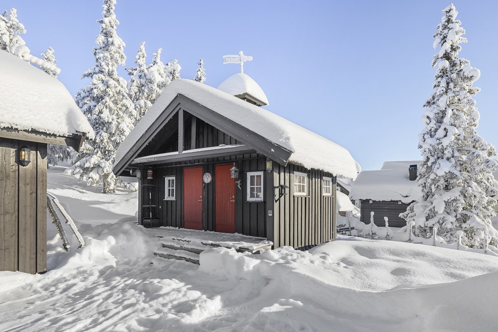 Hytta har i tillegg et eget anneks som er delt i to, med et separat soverom i den ene delen og en praktisk ekstern bod i den andre. Dette gir fleksible løsninger for både overnatting og oppbevaring. Galleribilde