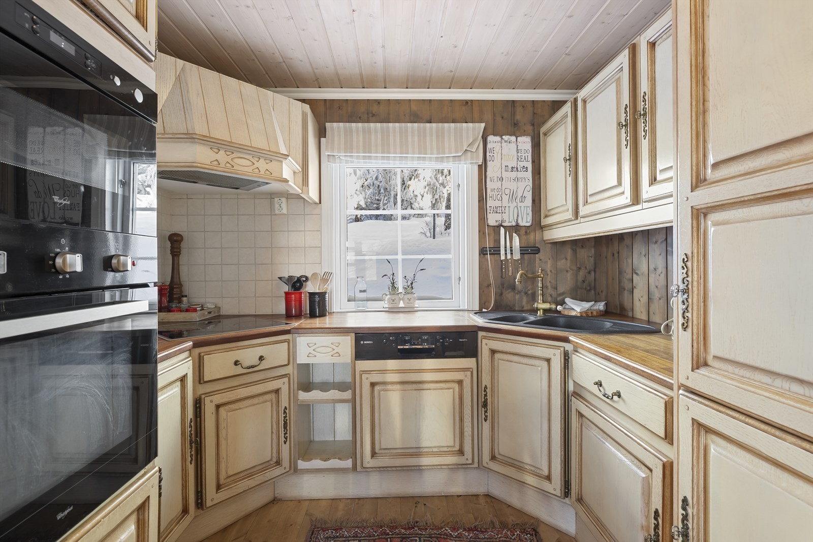 Kjøkkenet er utformet med en tidløs stil og praktiske, funksjonelle løsninger som gir gode arbeidsforhold. Galleribilde