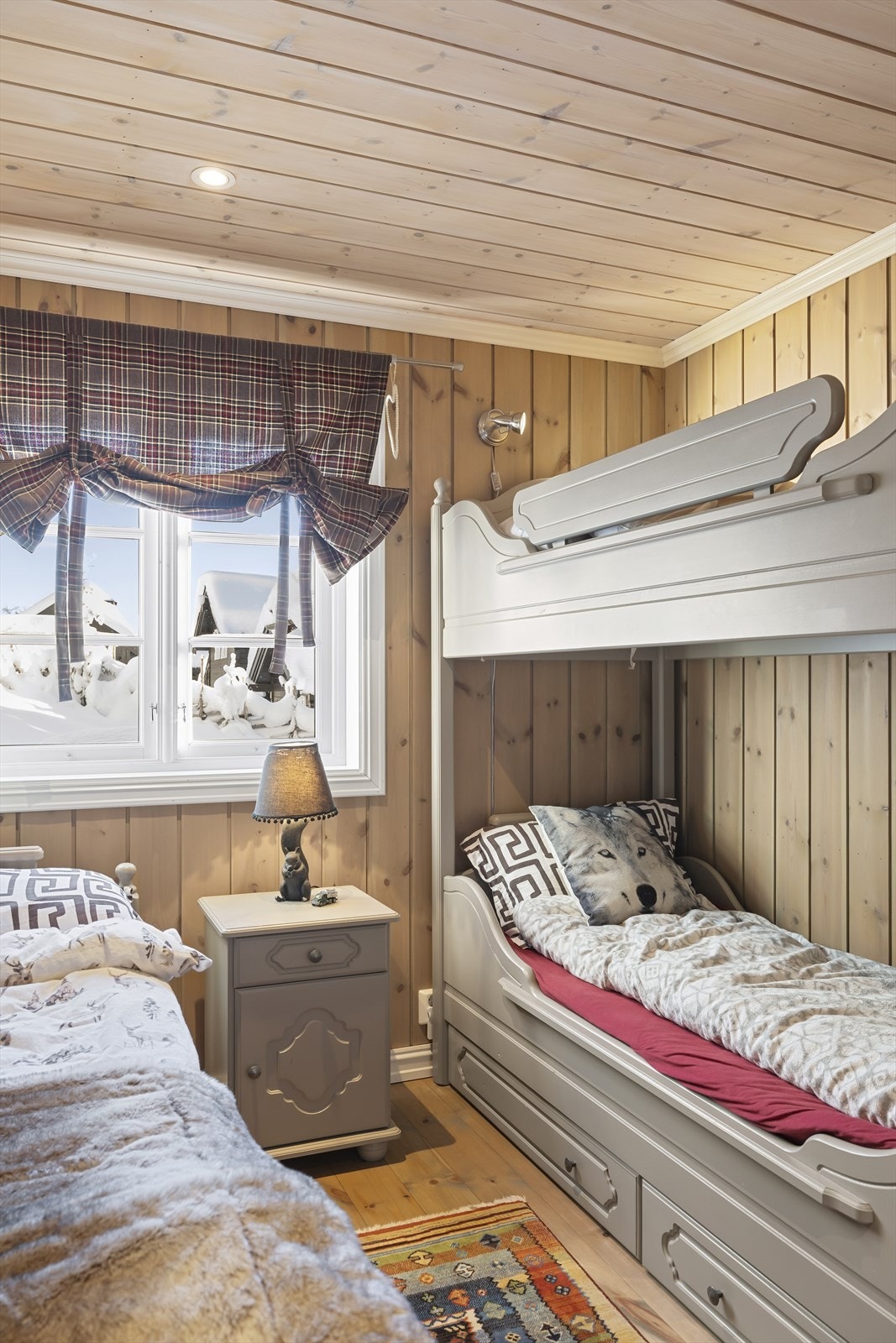 Praktiske skuffer under sengen bidrar til ekstra lagringsplass og gir gode løsninger for oppbevaring av klær, sengetøy og annet utstyr. Galleribilde