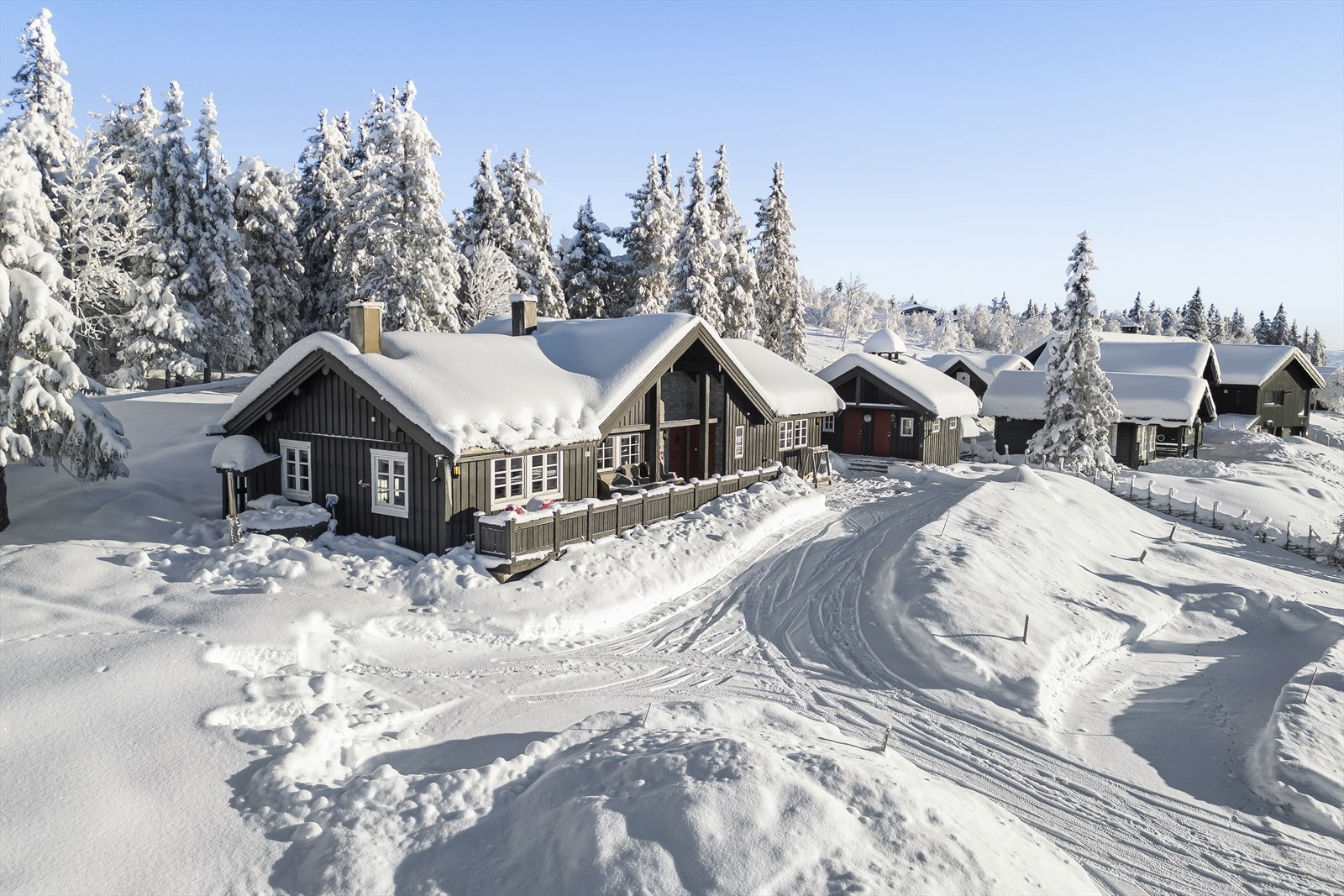 Eiendommen er pent og funksjonelt tilrettelagt med gode parkeringsmuligheter på egen tomt, noe som gir enkel og komfortabel adkomst året rundt. Galleribilde