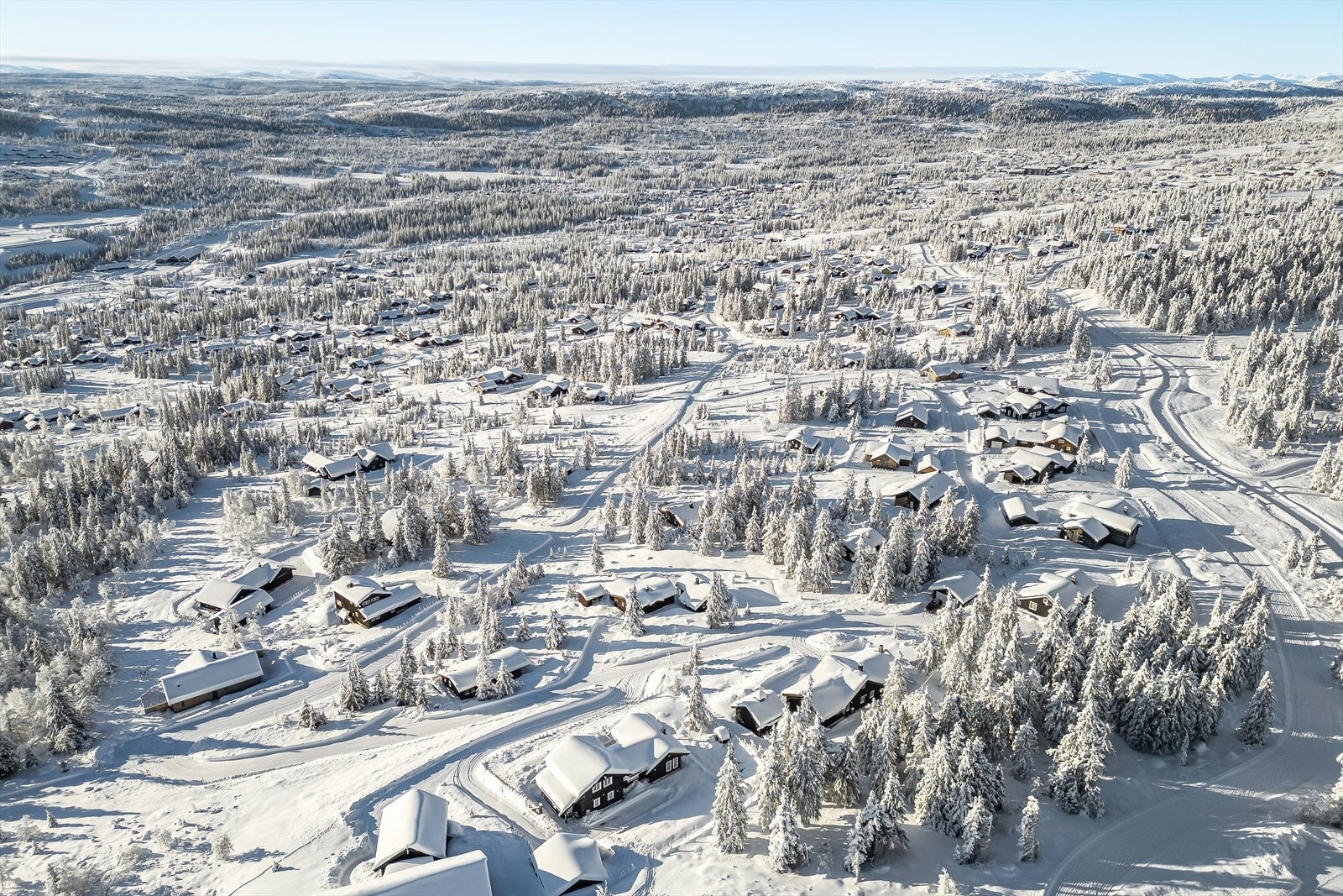 Hytta ligger sør-vest vendt og byr på nydelig utsikt utover dalen. Beliggenheten gir svært gode solforhold gjennom hele dagen! Galleribilde
