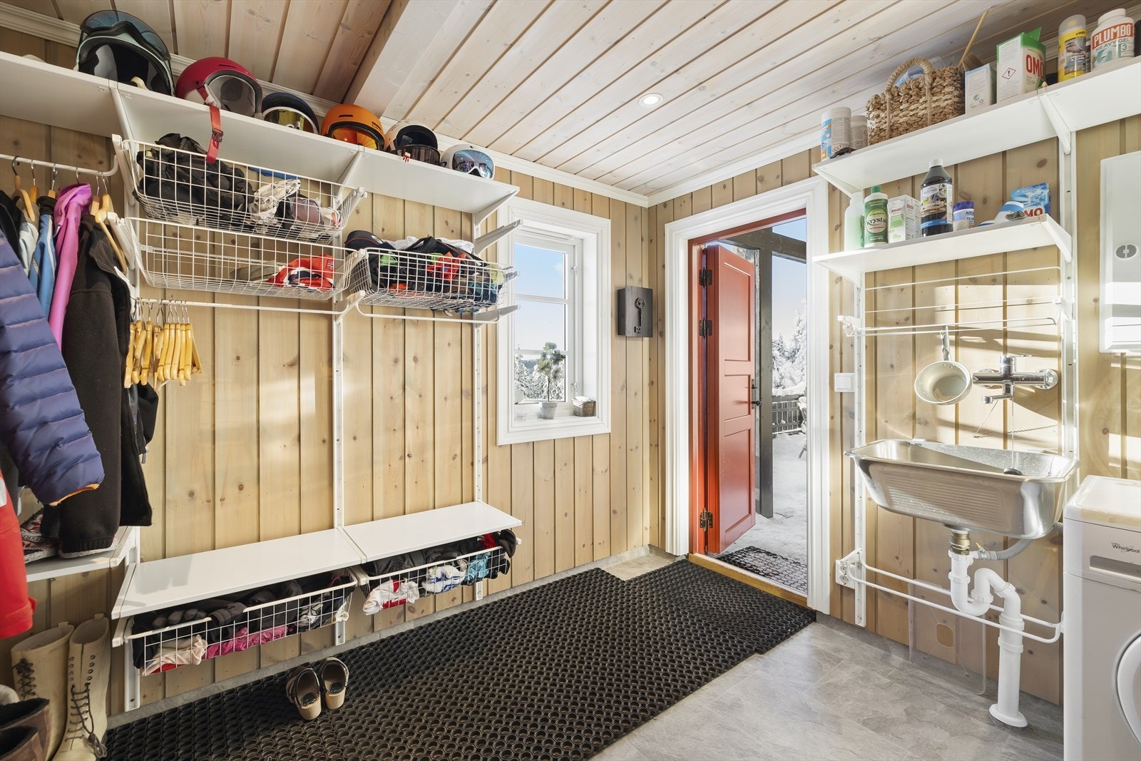 Hytta har et stort vaskerom fra 2016 med varme i gulvet og egen inngang fra terrassen. Dette gir en svært praktisk løsning for å henge av seg våte ski og turklær etter turer i fjellet. Galleribilde