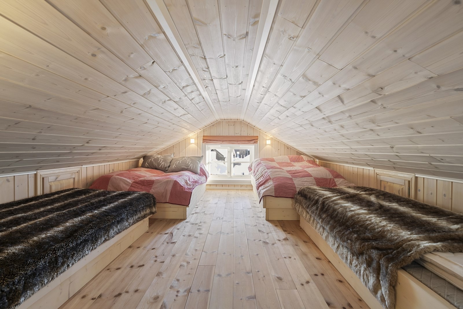 Sovesalen egner seg svært godt som overnattingsrom for gjester, eller som et eget og hyggelig sovested for de minste. Galleribilde