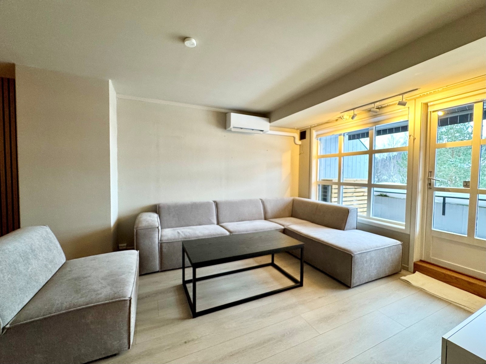 Tilpasset sofagruppe med spisebord. Varmepumpe som oppvarming Galleribilde