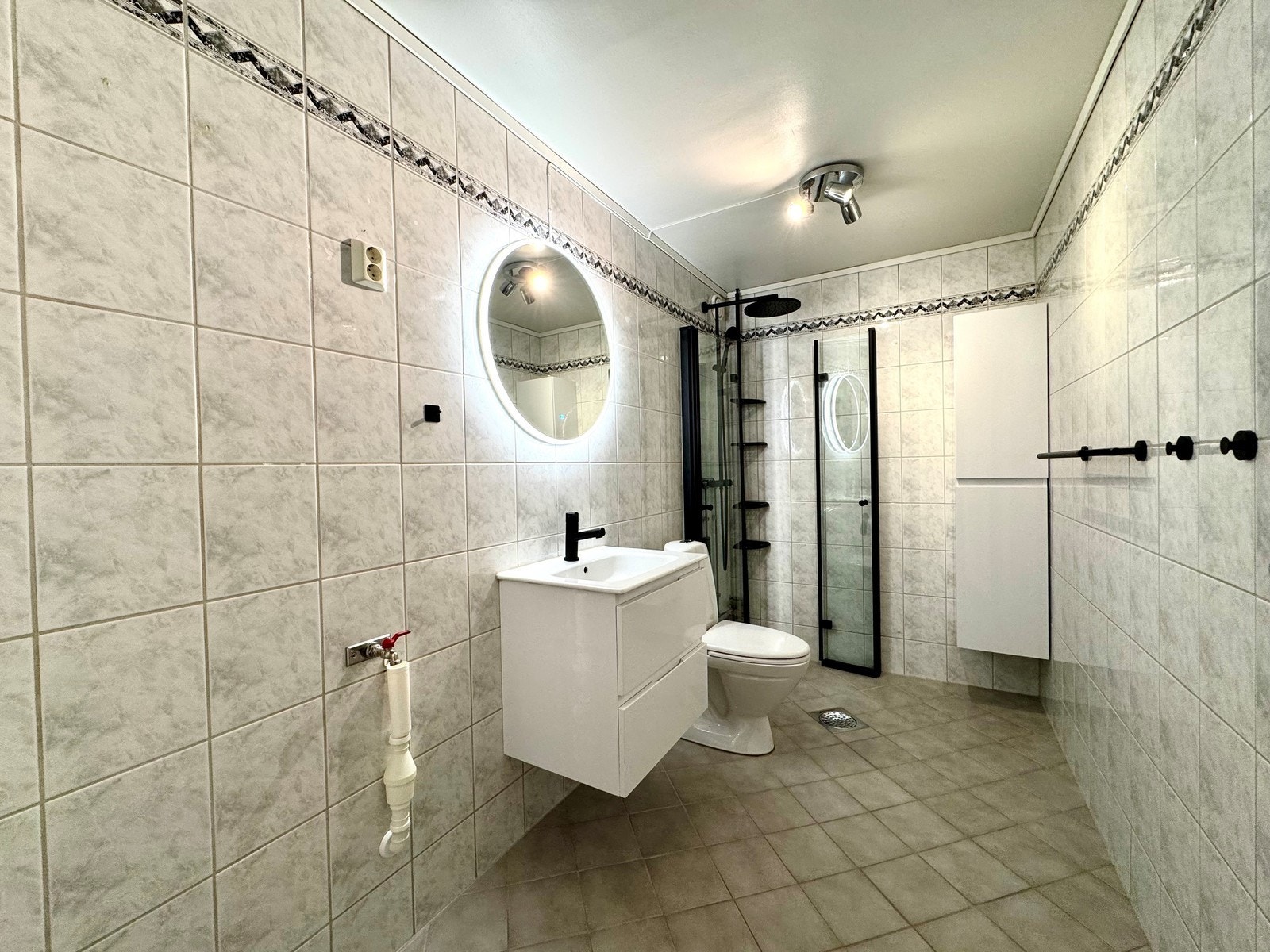 Flott flislagt bad med nytt dusjhjørnet. Opplegg til vaskemaskin/tørketrommel Galleribilde