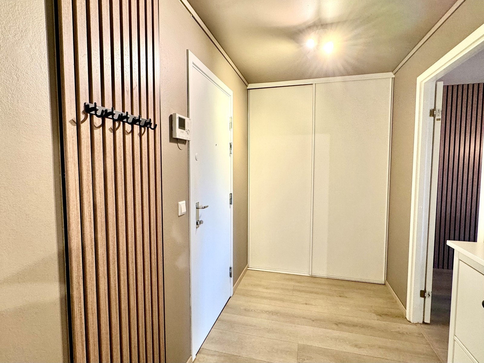 Lekker entré med skyvedørsgarderobe Galleribilde