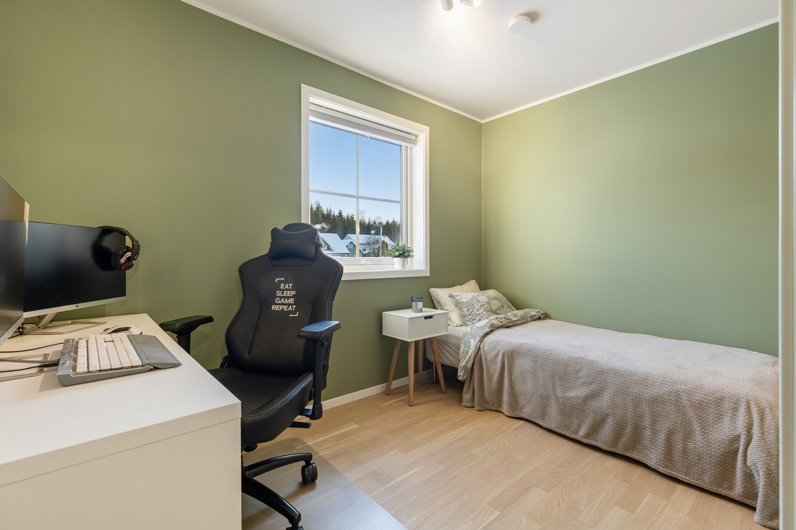 Trivelig soverom med gode møbleringsmuligheter og behagelig atmosfære. Galleribilde