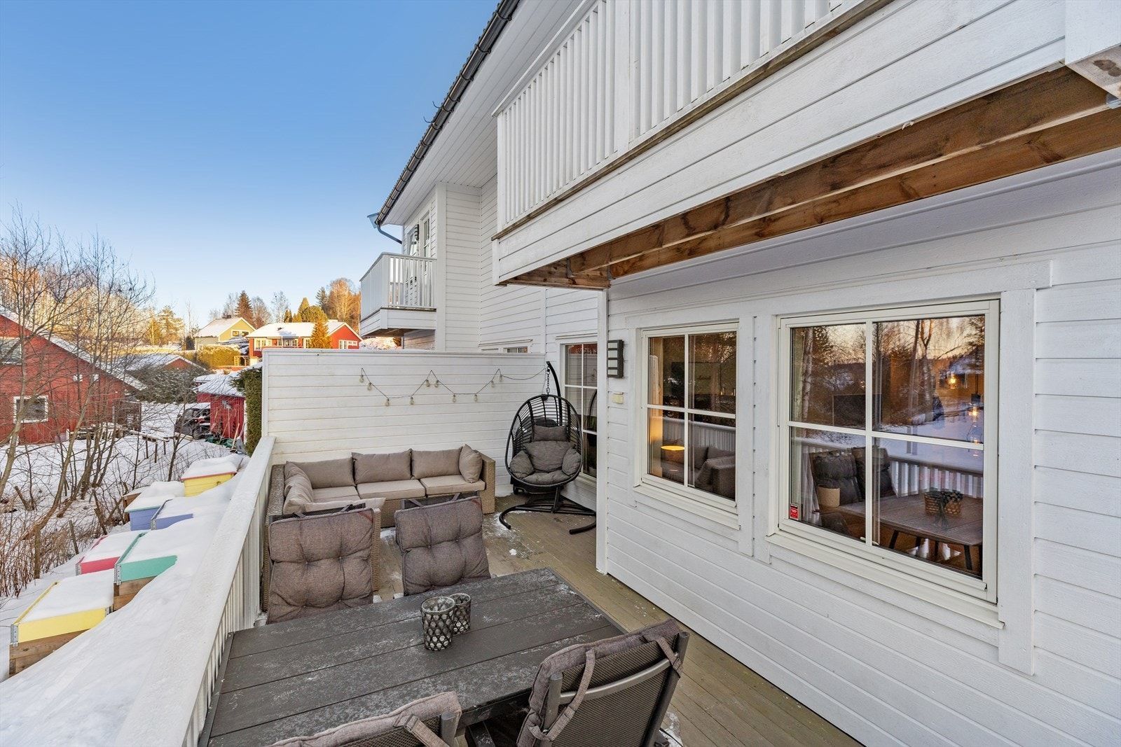 Hyggelig terrasse med god plass til utemøblement. Galleribilde