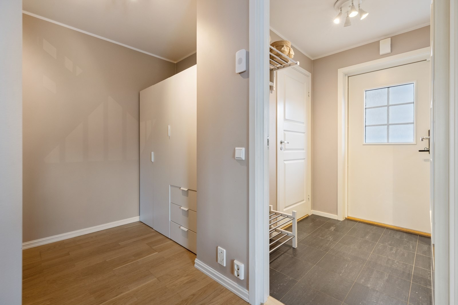 Lys og innbydende entré med god plass til yttertøy og praktiske oppbevaringsløsninger. Galleribilde