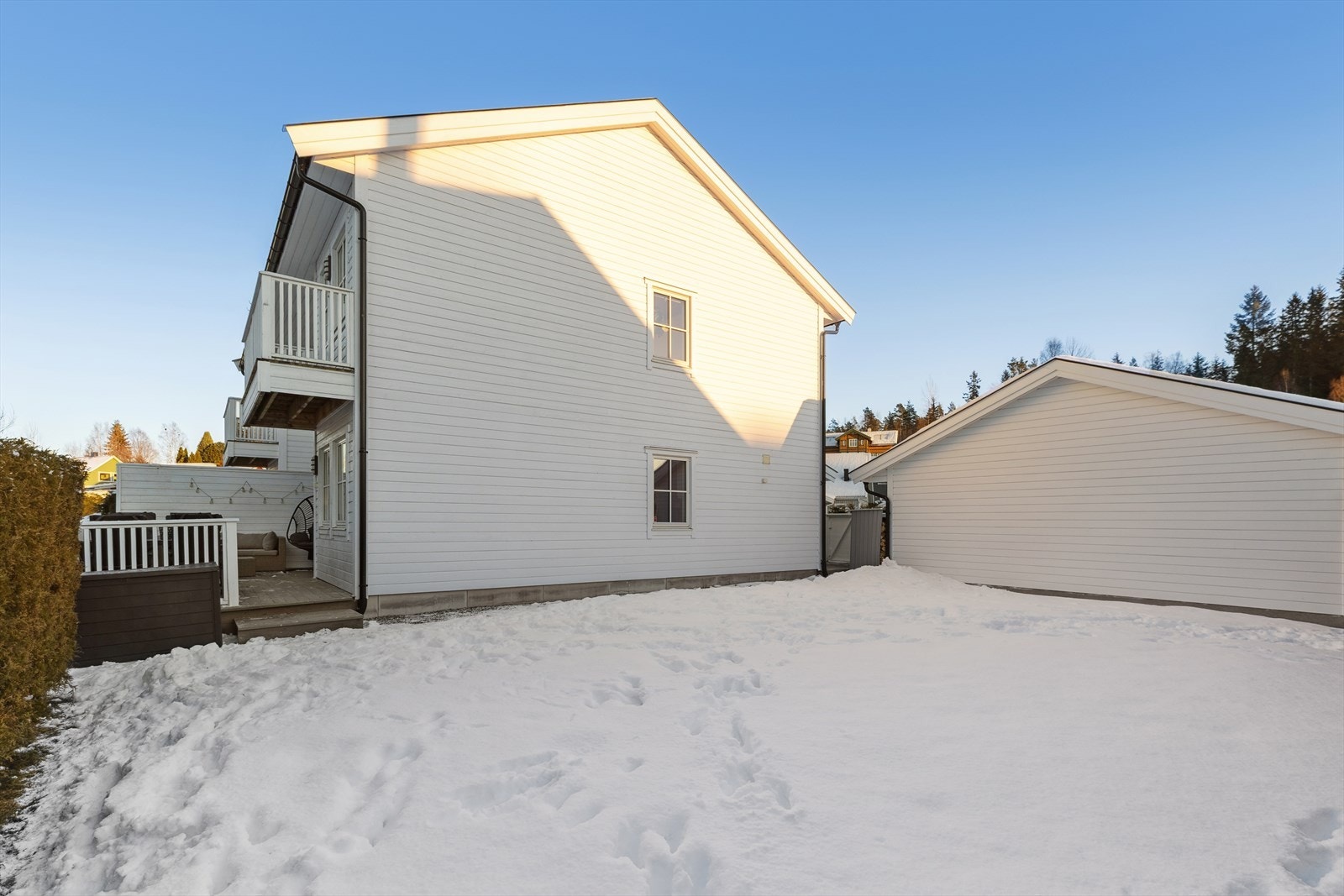 Flott og skjermet hage - et herlig uteområde for både avslapning og sosiale sammenkomster. Galleribilde