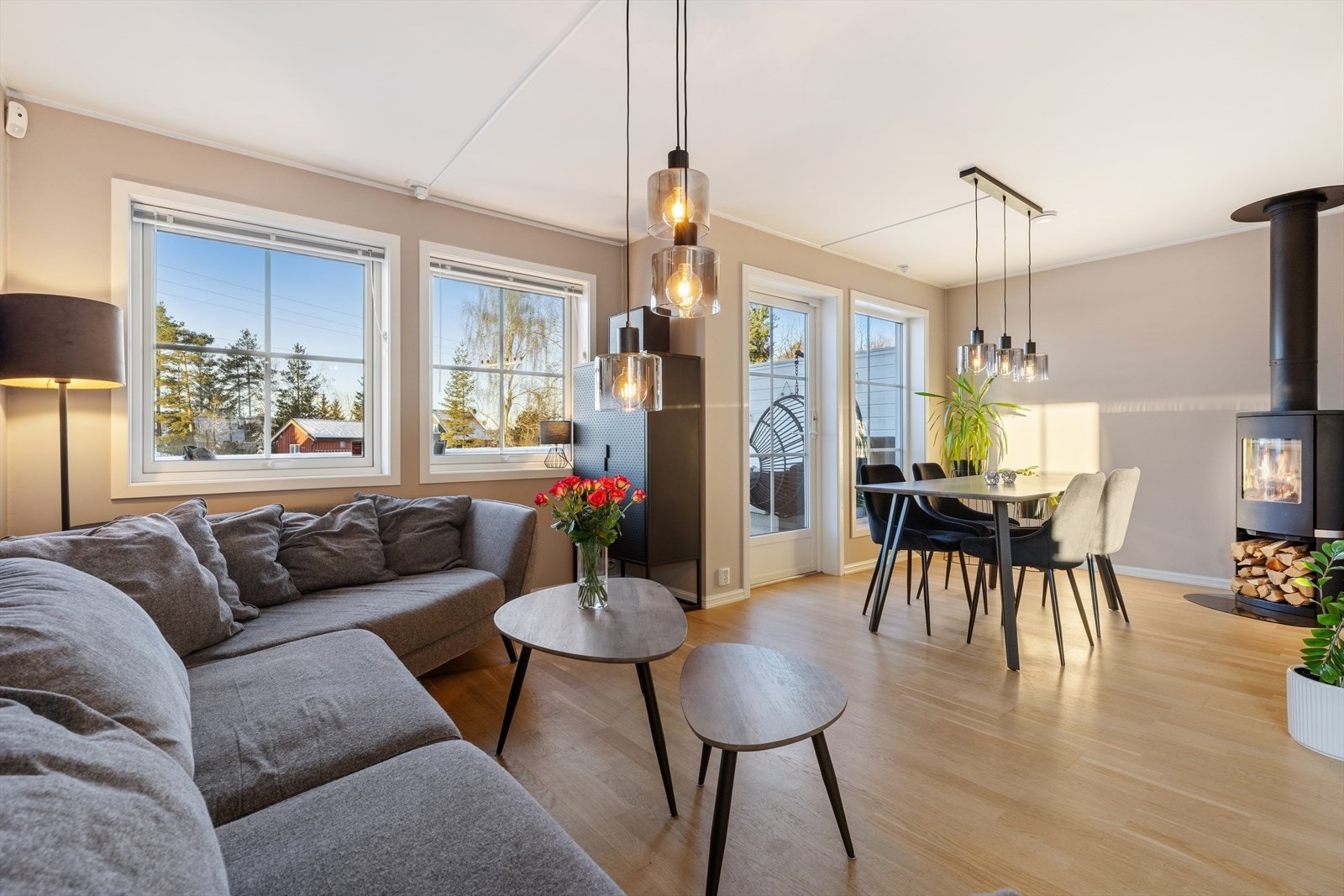 Romslig og lys stue med store vindusflater som gir rikelig med naturlig lys. Galleribilde