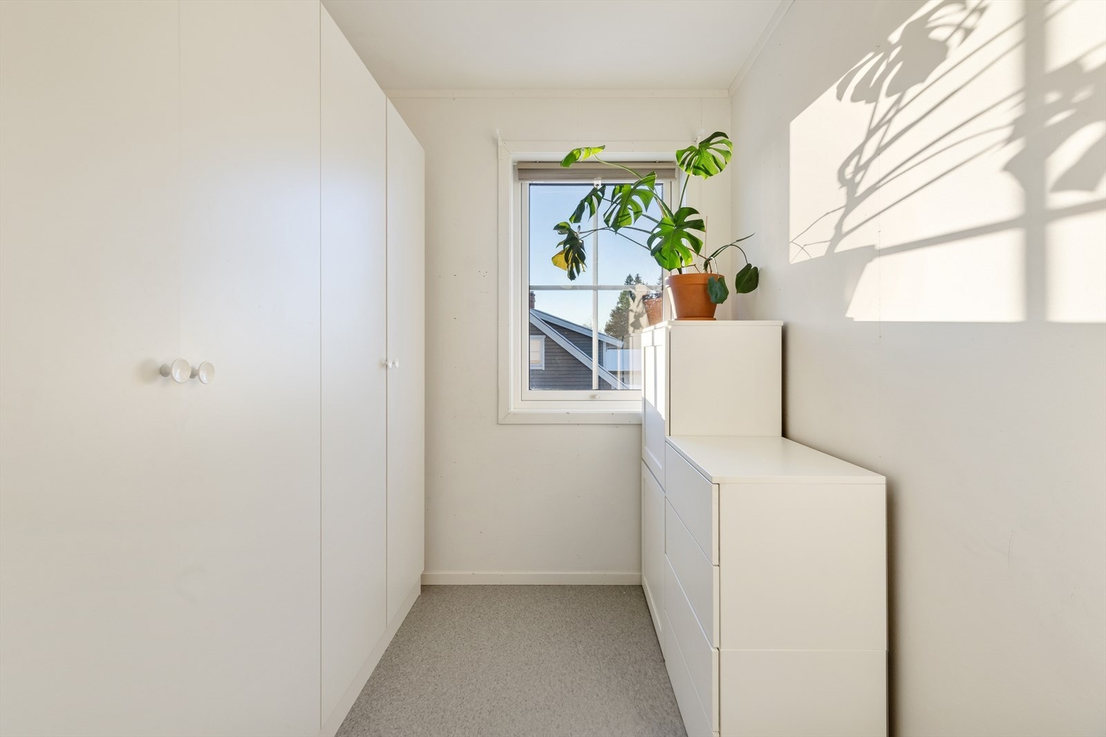 Bod i 2. etasje som tilbyr romslige garderobeskap. Galleribilde