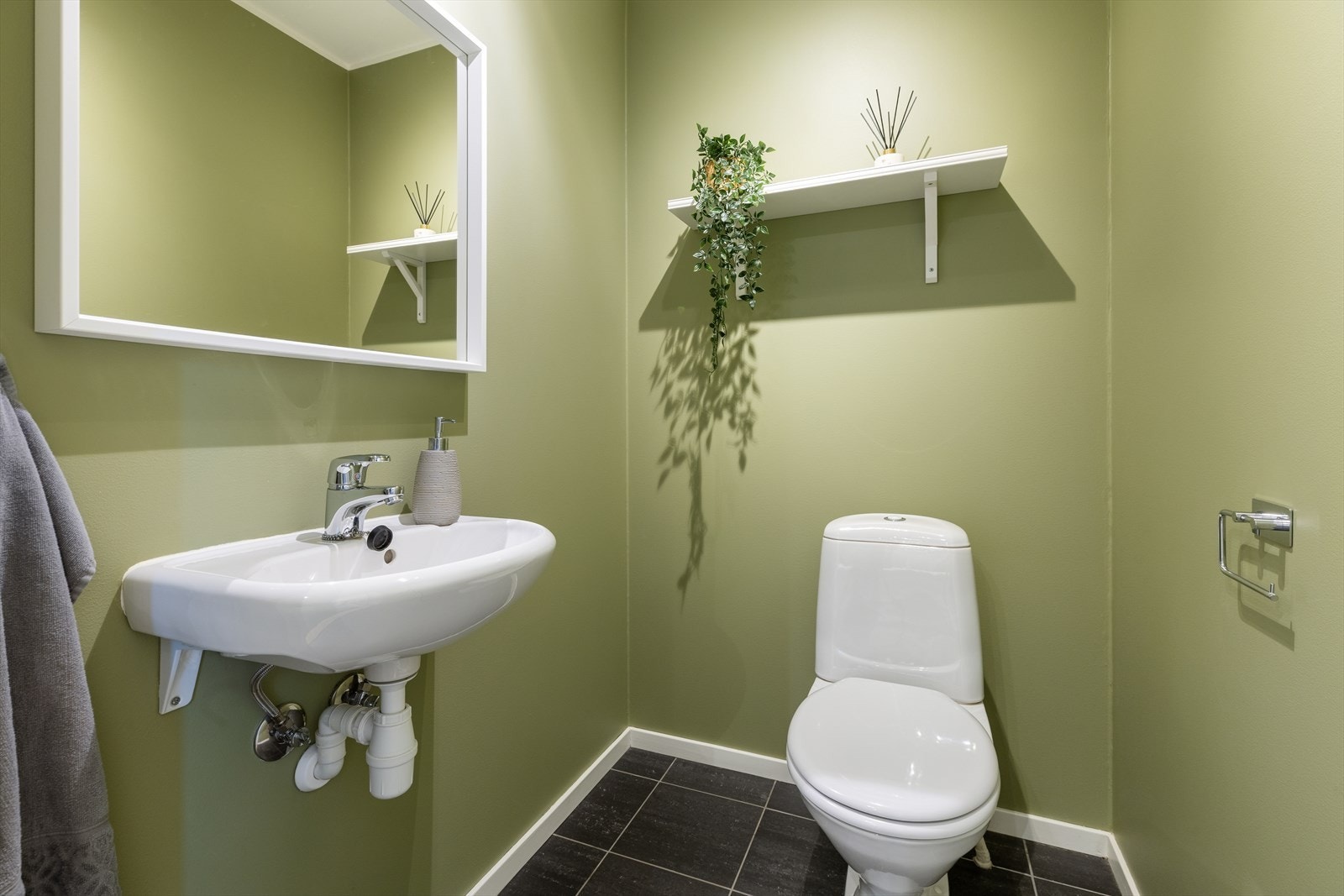 Praktisk toalett i 1. etasje - svært funksjonelt for både familie og gjester. Galleribilde