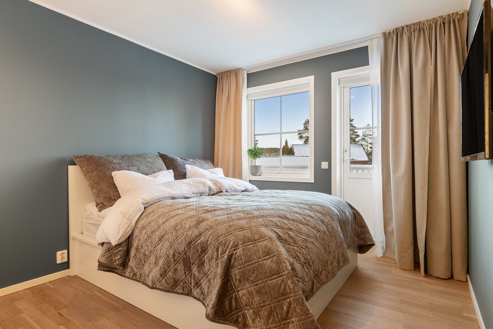 Hovedsoverom med direkte utgang til egen balkong. Galleribilde