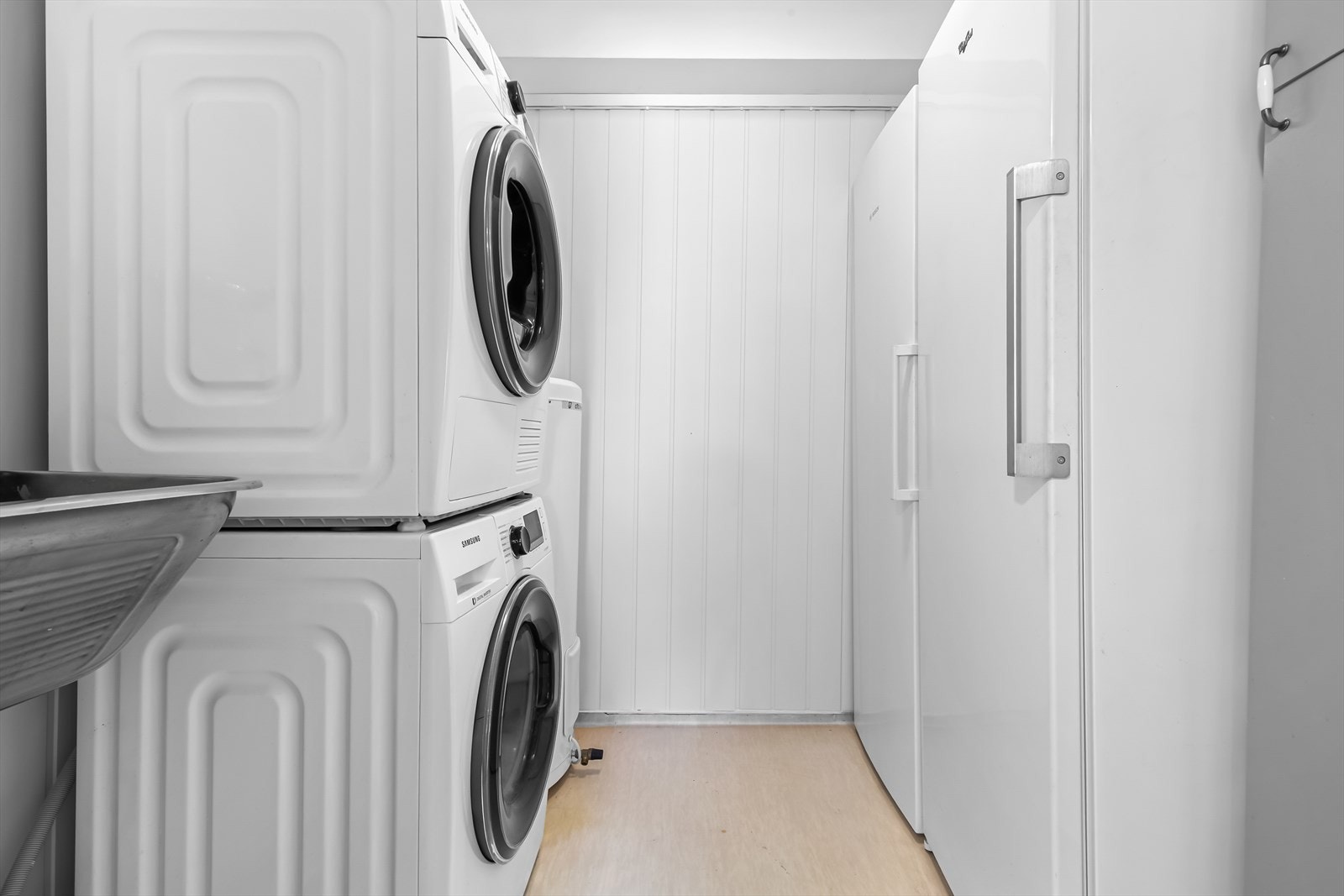 Leiligheten har et eget, praktisk vaskerom - et svært nyttig rom i en travel hverdag. Her er det opplegg for vaskemaskin og tørketrommel. Galleribilde