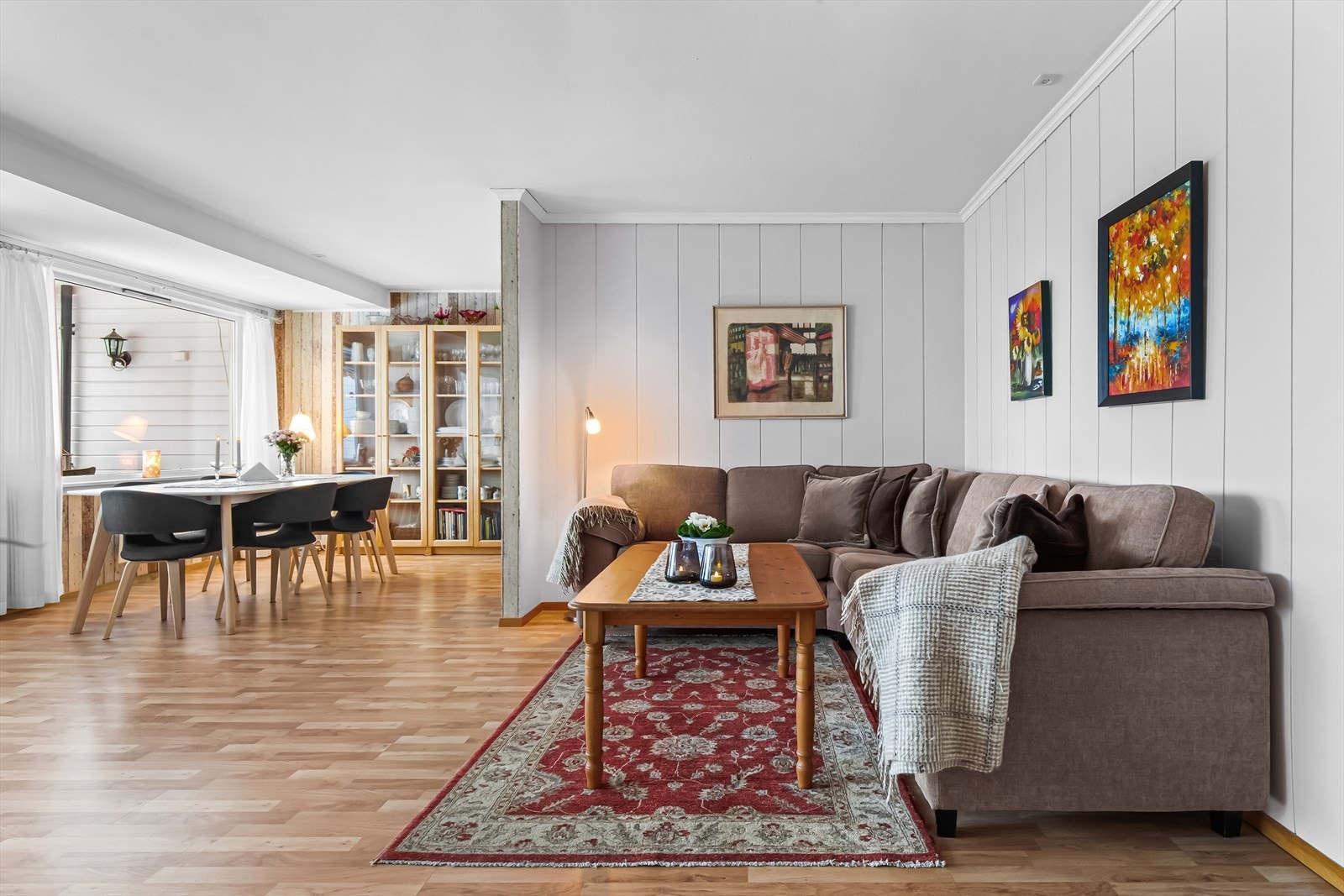 Den åpne planløsningen gjør stuen til hjemmets naturlige samlingspunkt. Galleribilde